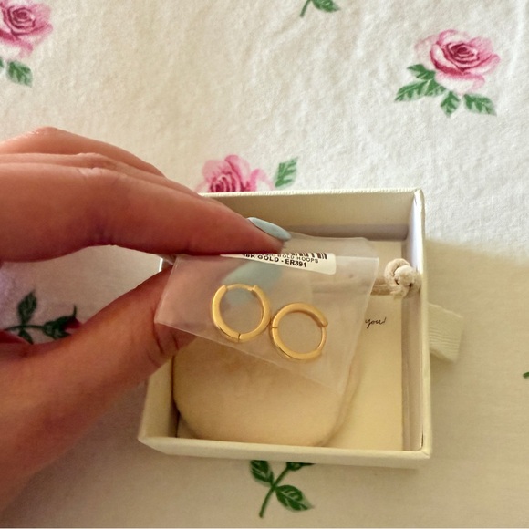 Caitlyn Minimalist Editor II Huggies in 18K Gold - Picture 4 of 4